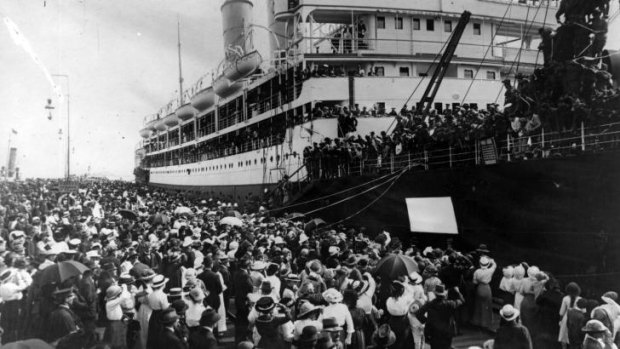 Crowds line the dockside in Melbourne, as a troopship prepares to depart in 1917.