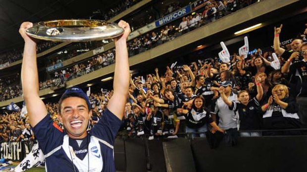 Carlos Hernandez holds the trophy aloft after Victory's A-League win in 2009.