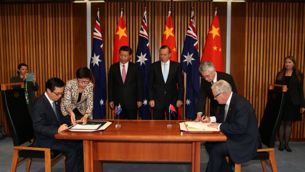 Chinese President Xi Jinping and PM Tony Abbott witness the Signing of the Declaration of Intent on the Australia/China Free Trade Agreement.