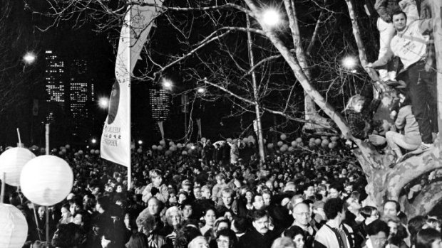The opening night crowd packs St Kilda Road for the fourth Melbourne Spoleto Festival in 1989.