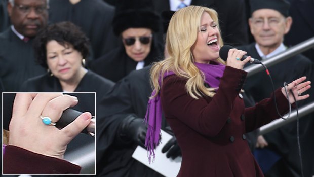 Singer Kelly Clarkson wearing a replica of the Jane Austen ring (inset).