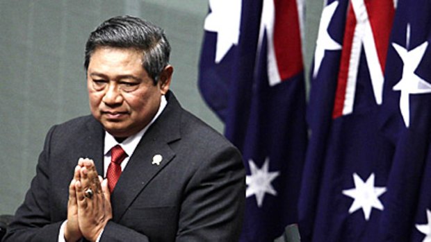 Susilo Bambang Yudhoyono makes a gesture of thanks after addressing Federal Parliament.