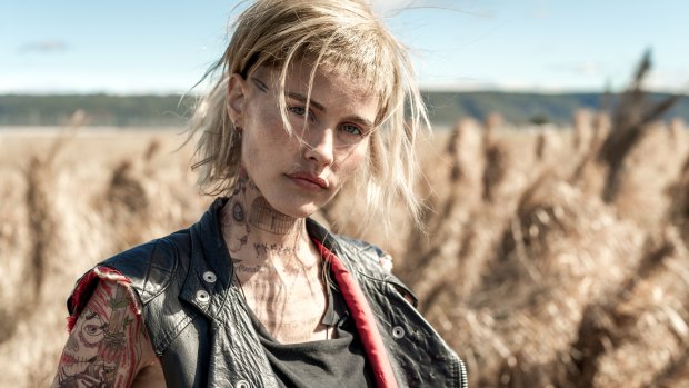 Hillbilly renegade: Isabel Lucas.