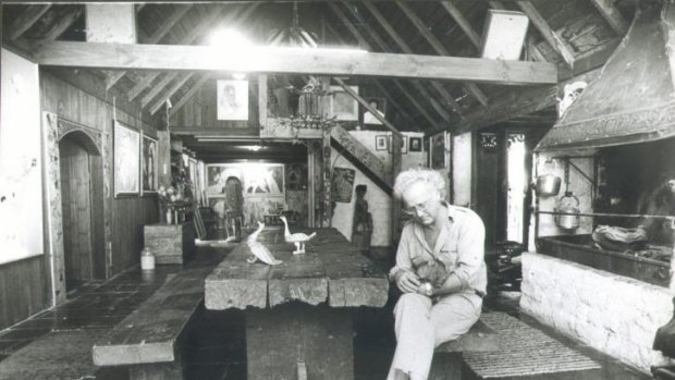 Cilfton Pugh pictured with Boris the wombat at Dunmoochin in 1980.