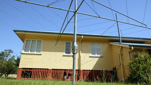 A hill's hoist in the backyard of a Brisbane house.