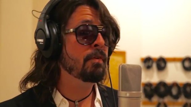 Dave Grohl should reunite with his Nirvana band mates and join them together with the Foo Fighters.