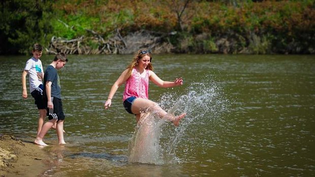 Fancy a family friendly dip at Kambah Pools? These are the rules to follow.