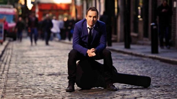 <i>Australian Idol</i> winner Damien Leith's self-penned one-man cabaret play <i>The Parting Glass: An Irish Journey</i> has received standing ovations.