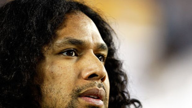 Asset management ... Troy Polamalu with that highly prized head of hair.