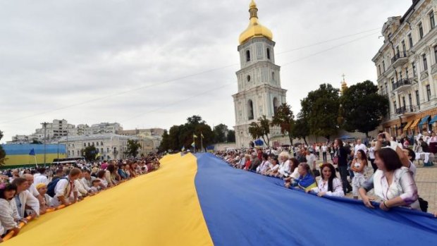 People hold a gigantic Ukrainian flag during celebration of Ukrainian Independence Day in Kiev.