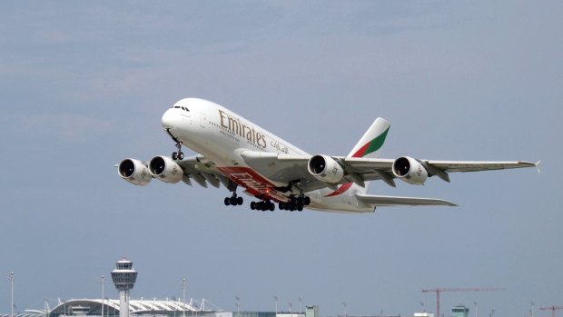 飞行在一个酋长国A380提供优秀的行程更新船长和船员和很棒的起飞和降落从外部视觉相机。