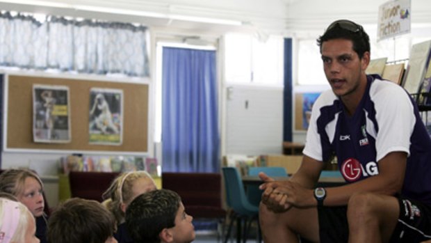 Michael Johnson talks to young schoolchildren at a 2007 Dockers community camp.