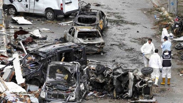 Officials work on one of the scenes of the twin car bomb attacks in Reyhanli on Sunday.