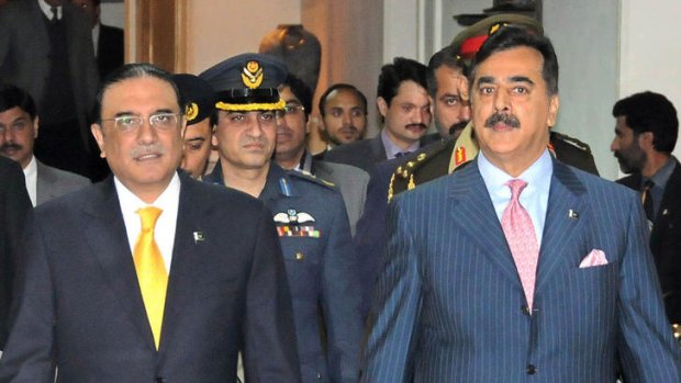 Pakistani President Asif Ali Zardari (L) is flanked by Prime Minister Yousuf Raza Gilani.