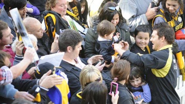 Retiring Tiger Ben Cousins warmed up for his last AFL game today - against Port Adelaide - by signing autographs for fans at Punt Road yesterday.