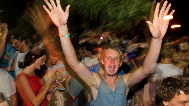 Partying &#8230; schoolies from Victoria, NSW and Queensland partying at Byron Bay.
