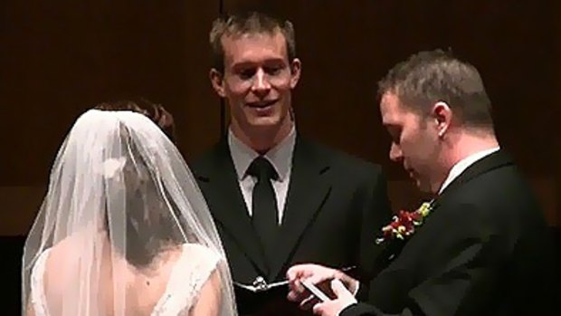 An American couple interrupted their own wedding ceremony to update Facebook and Twitter accounts.