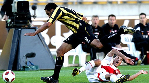 Wellington’s Paul Ifill and Melbourne Heart’s Adrian Zahra battle for possession last night. The home side won 2-0 to keep alive its finals hopes, while handing Heart its third-straight defeat.