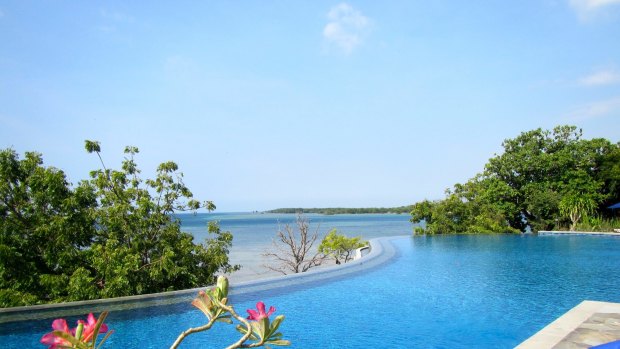 The infinity pool at villa Plataran.