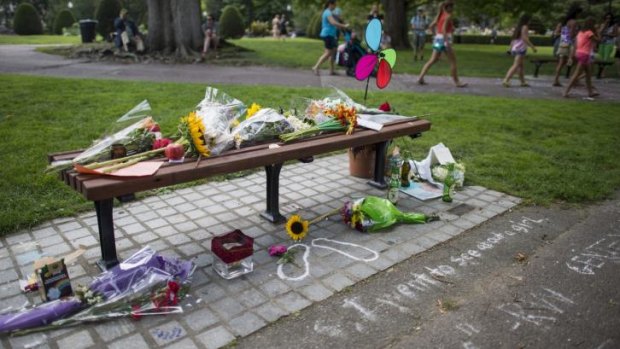 Tributes to Robin Williams at the bench in Boston made famous in <i>Good Will Hunting</i>.