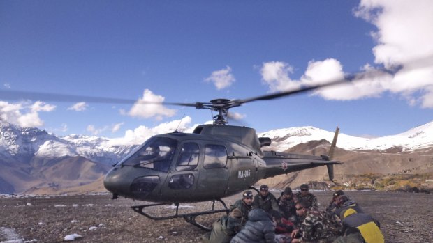 Nepalese soldiers prepare to airlift an avalanche victim in the Thorong La pass area.