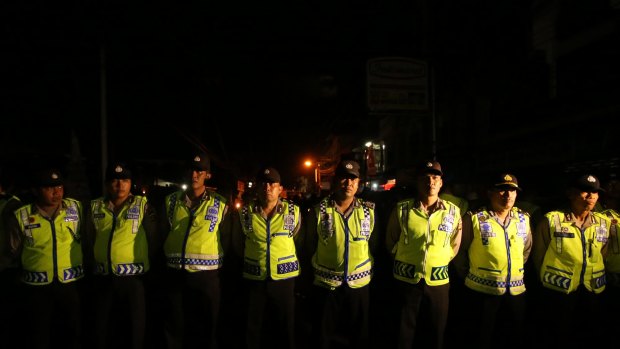 Indonesian police block the street near the entrance of Kerobokan Prison before the transfer of Myuran Sukumaran and Andrew Chan.