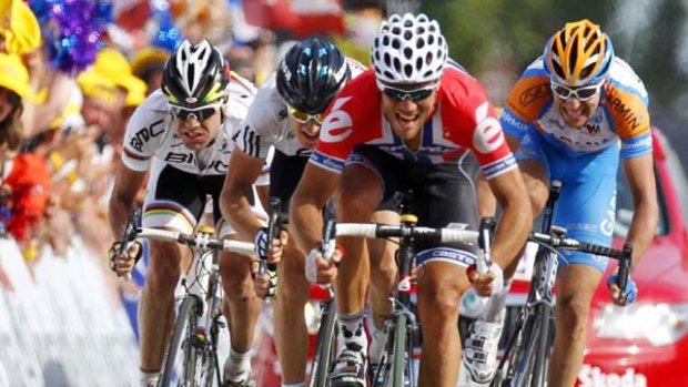 Cadel Evans (L) sprints into third place behind Thor Hushovd of Norway.