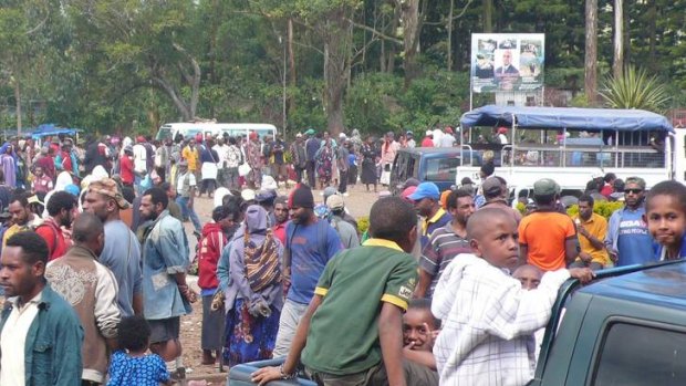 Election time in the Highlands draws huge crowds to the bus terminal in Mount Hagen.