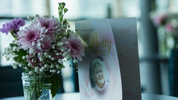 Hundreds of mourners turned out to remember their hero Betty Cuthbert at a service at the Mandurah Performing Arts Centre.