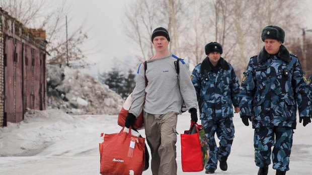 Russian opposition activist Ildar Dadin, centreer, leaves a prison in Rubtsovsk, Siberia, Russia, on Sunday.