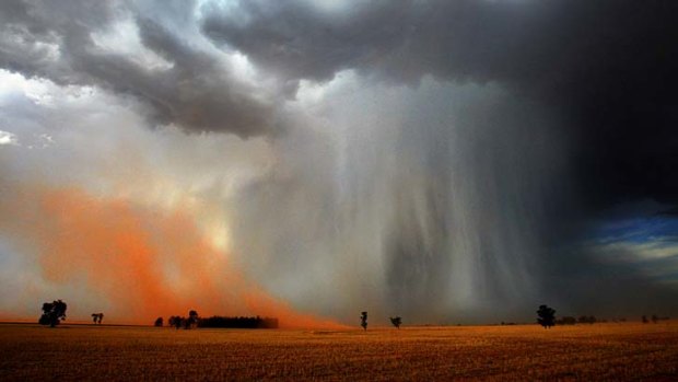 High-based storms with strong downdrafts cause a small dust storm near Temora, NSW.