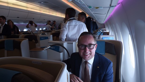 艾伦•乔伊斯(Alan Joyce)在一架空客a350 - 1000在2018年2月试飞。