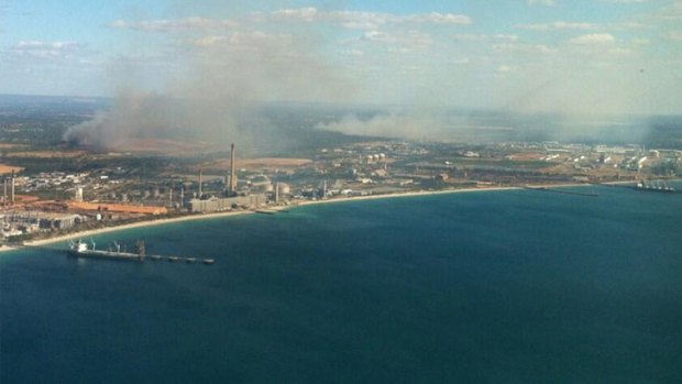 Shots of the bushfire from the air. <i>Photos: Ten Eyewitness News Perth, @Esse_Deves10</i>