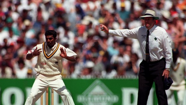 jaz951226.001.001.jpg  .Sport.  pic.  Jack Atley .  Umpire Darrell Hair gives his ruling on a delivery by Muttiah Muralitharan.  Boxing Day Test match at the MCG.