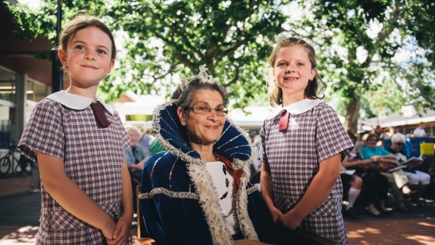 Queen of Curtin Viola Kalokerinos with two of her loyal subjects, Holy Trinity year 2 students Maggie Kay and Maya Mackellar.
