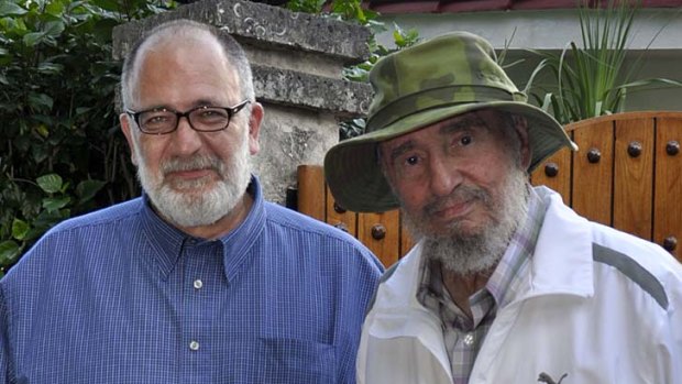 Former Cuban President Fidel Castro (R) poses for a picture at the end of an interview with Mario Silva, journalist of Venezuelan broadcast Venezolana de Television, in Havana on September 4, 2011.