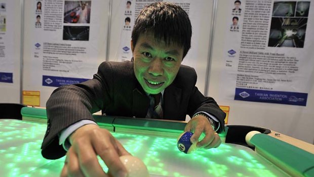The 39th International Exhibition of Inventors held in Geneva this week features Tang Jing-Jou's invention, a billiard table that records a ball's trajectory.