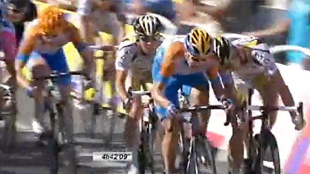 Front-on footage of the clash between Mark Renshaw and Julian Dean.