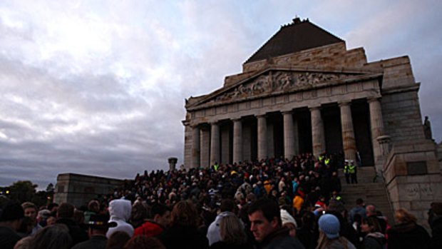 Thousands gather at Melbourne's Shrine of Remembrance for this morning's Anzac Day dawn service.