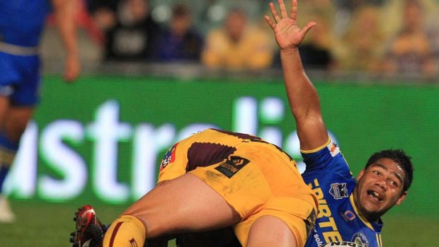 First impression ... New recruit Chris Sandow scored Parramatta's only try of the night.