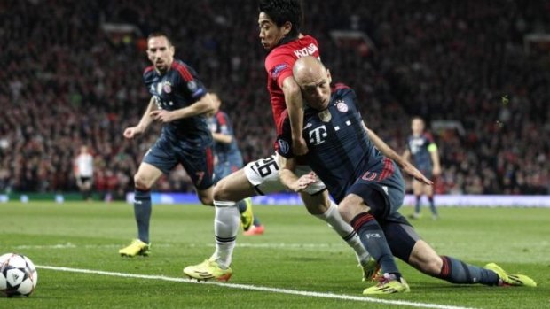 United's Shinji Kagawa blocks Bayern's Arjen Robben.