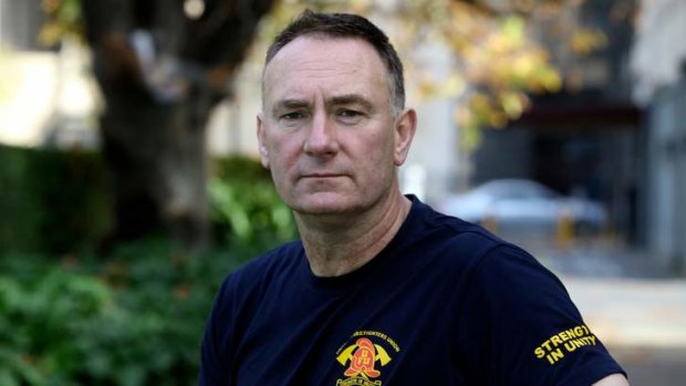 Firefighters union head Peter Marshall says the union will back Greens candidate Adam Bandt in Melbourne.