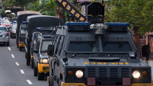 Armed police vehicles complete a practice run to the parole offices in Denpasar, where Corby will sign papers before being deported.