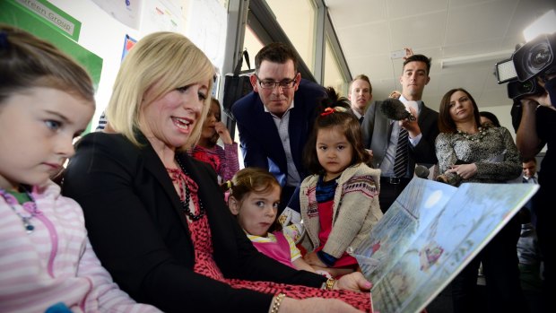 Catherine Andrews reading to students at the Chelsea kindergarten during the 2014 state election campaign. 