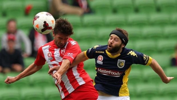 Harry Kewell playing for Melbourne Heart.