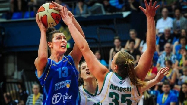 Alex Bunton in action for the Canberra Capitals against Dandenong Rangers. 
