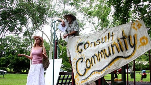 Honor Morton and Peter Hunnam talk to residents protesting the sale of CSIRO riverfront land at Meiers Road, Indooroopilly.