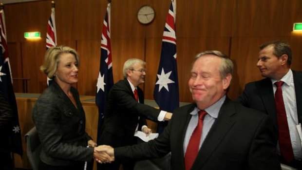 WA Premier Colin Barnett shakes hands at the end of the COAG meeting on health.