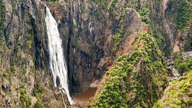 Spectacular ... Wollomombi Falls.