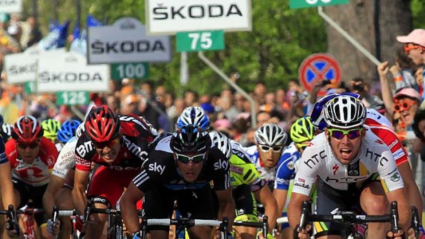 Mark Cavendish leads the peloton home to win the 10th stage of the Giro d'Italia.